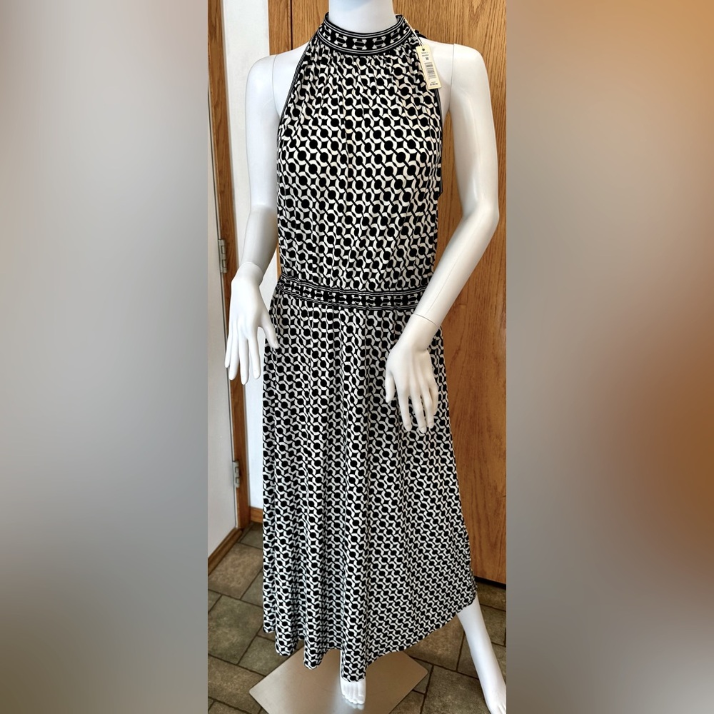 MAX STUDIO Sleeveless Dress With
Cinched Waist Detail size M